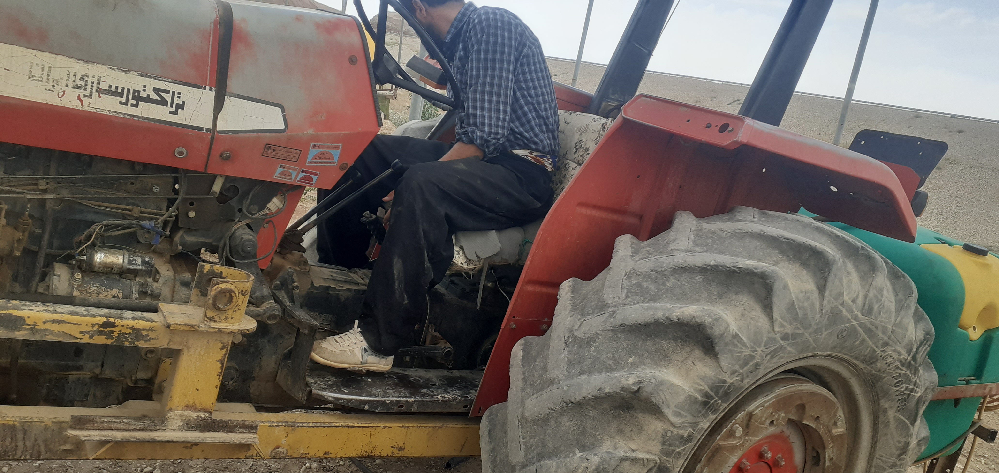 سمپاشی در گیلانغرب هوشیار چله