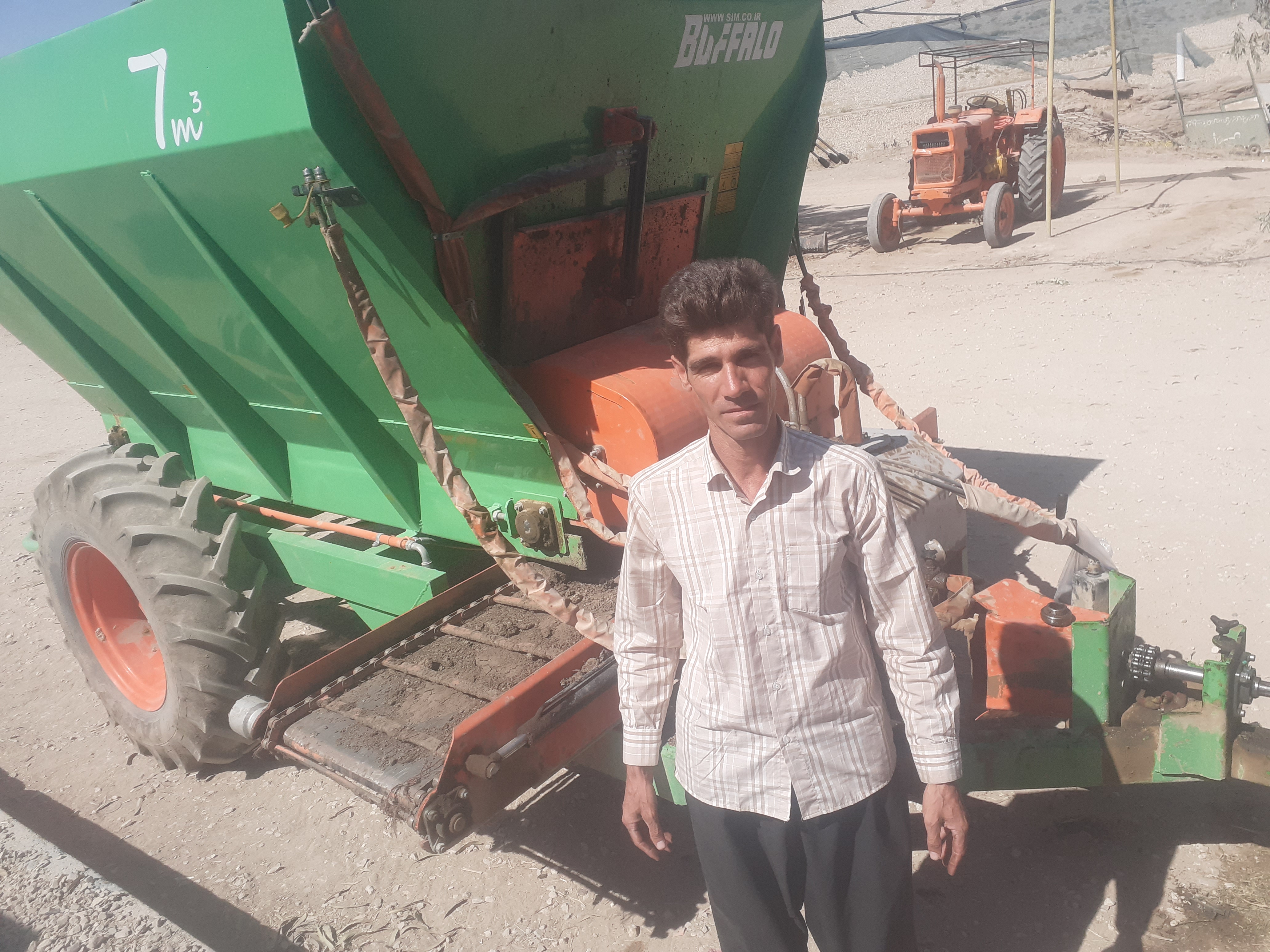 خاک برداری با بیل در سرپل ذهاب قلعه شاهین، دولنگان علیا